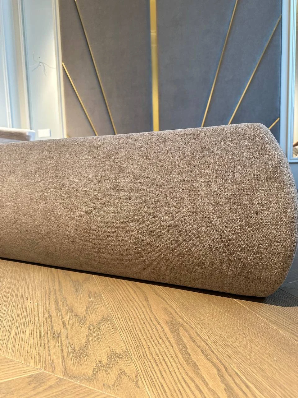 Крупный план мягкого края кровати HEADLINER 2026 в квартире