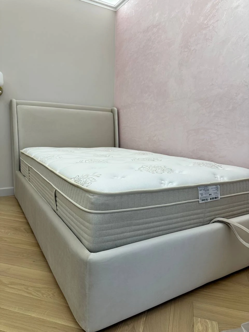 Кровать под матрас 120 × 200 см в интерьере второй спальни