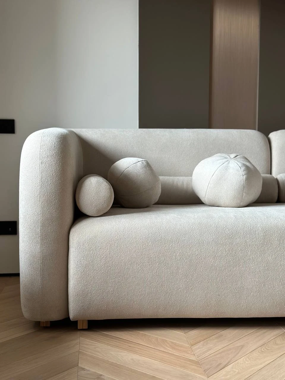 Цилиндрическая и шарообразная подушки второго дизайнерского дивана Molti крупным планом